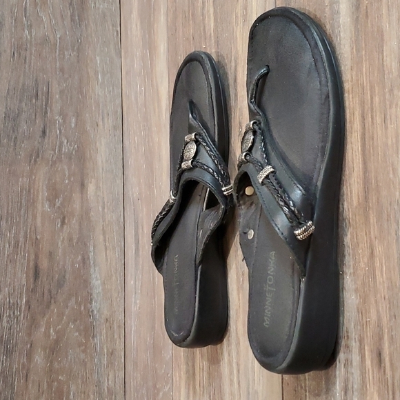 Minnetonka Womens leather flip flop flats sz 9M - Picture 2 of 10